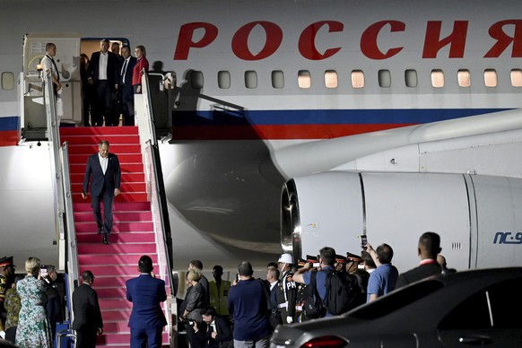 13.11.2022, Indonesien, Bali: Sergej Lawrow (M), Au�enminister von Russland, geht bei der Ankunft zum G20-Gipfel am Ngurah Rai International Airport, die Treppe seines Flugzeugs hinunter. Das Treffen  ...