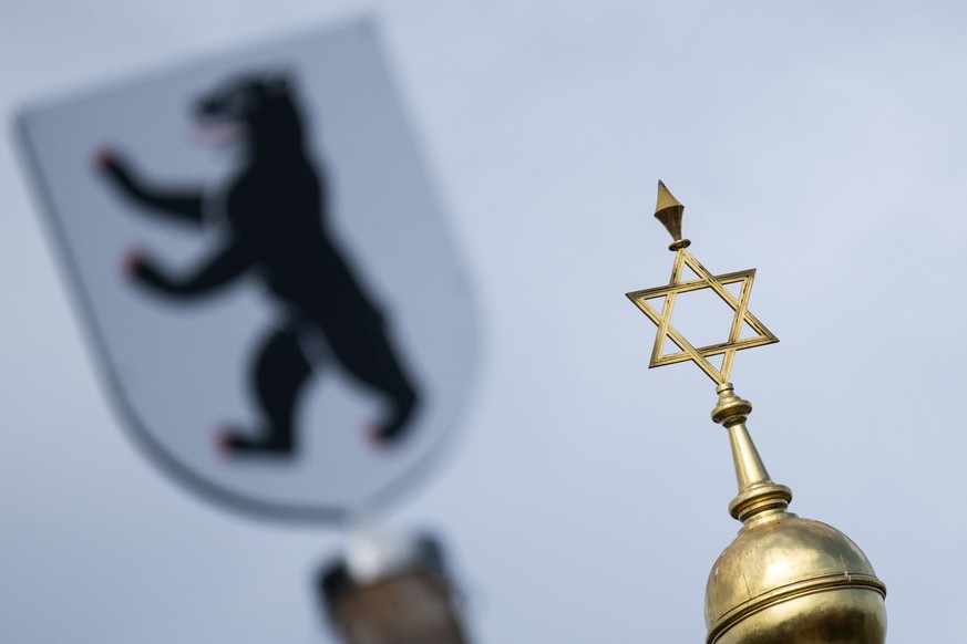 PRODUKTION - 21.08.2023, Berlin: Das Wappen der Stadt Berlin ist vor dem Davidstern auf der Kuppel des Centrum Judaicum, in dem sich auch die Neue Synagoge Berlin und die J