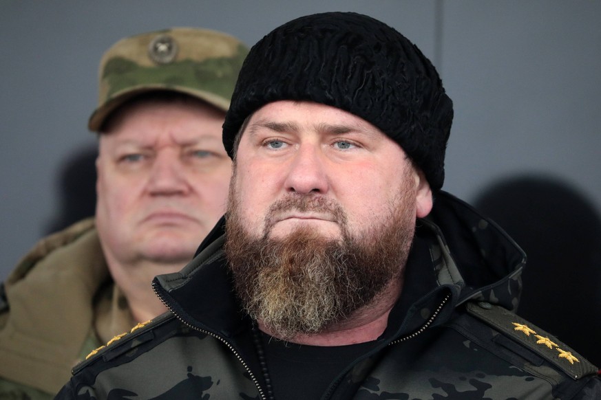 Russland, Wiktor Solotow, Chef der russischen Nationalgarde, trifft Ramsan Kadyrow in Grosny RUSSIA, GROZNY - DECEMBER 28, 2022: Head of Chechnya Ramzan Kadyrov front attends a ceremony to open new ac ...