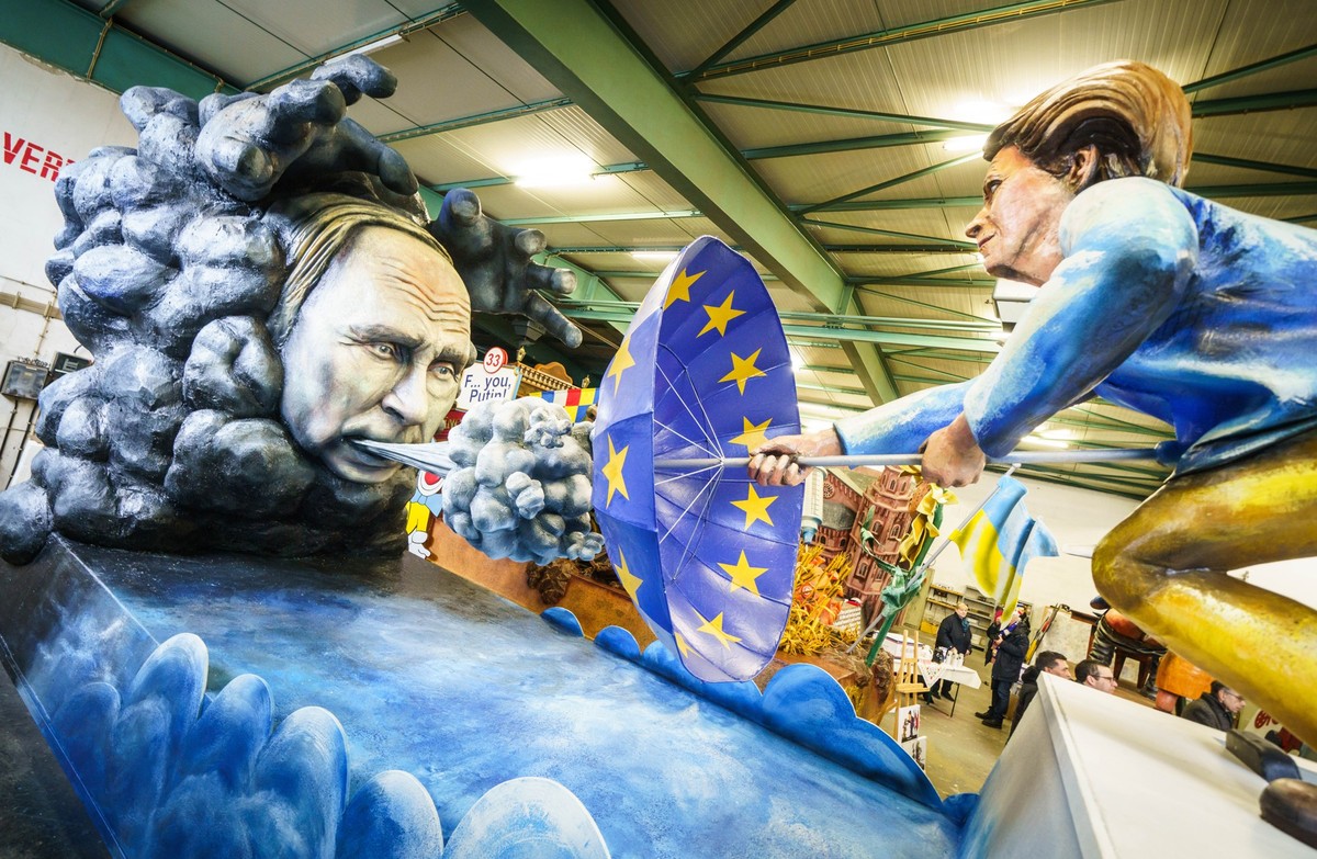 ARCHIV - 14.02.2023, Rheinland-Pfalz, Mainz: «Scharfer Ostwind» heißt ein Motivwagen bei einer Präsentation für Medienvertreter des Mainzer Carneval-Vereins (MCV) für den Rosenmontagszug der diesjähri ...