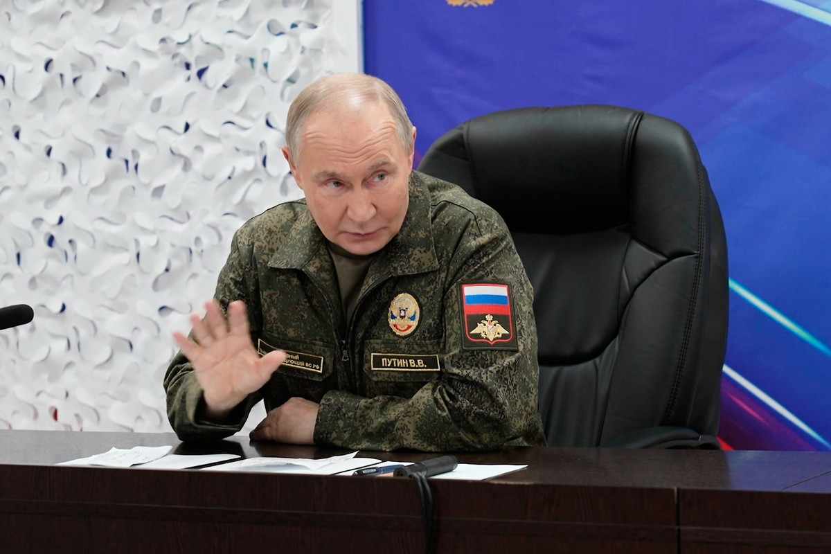 HANDOUT - 20.11.2025, ---: Dieses vom Pressedienst des russischen Präsidenten zur Verfügung gestellten Videostandbild zeigt den russischen Präsidenten Wladimir Putin, während seines Besuchs eines Komm ...