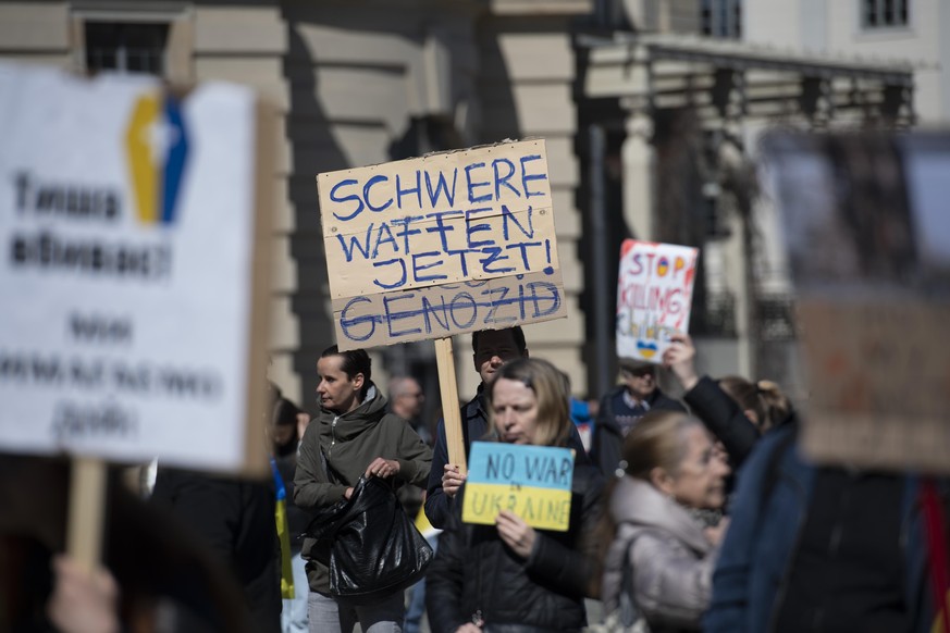 «Schwere Waffen jetzt» steht auf dem Plakat bei der Demonstration gegen den Krieg in der Ukraine.