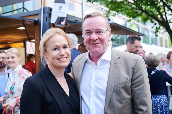 03.07.2023, Berlin: Boris Pistorius (SPD), Bundesminister der Verteidigung, kommt mit seiner Partnerin Julia Schwanholz zum Sommerfest der nieders�chsischen Landesregierung in die Vertretung des Lande ...