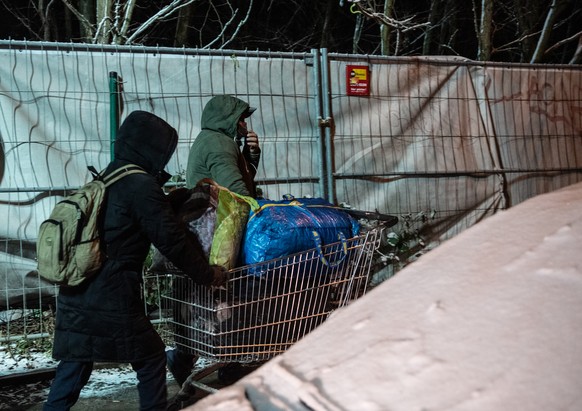 06.02.2021, Berlin: Bewohner des Obdachlosencamps verlassen das Camp in der Rummelsburger Bucht. Aufgrund der Wetterentwicklung hatte sich der Bezirk Lichtenberg f�r die R�umung entschieden. Foto: Pau ...