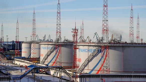 ARCHIV - 05.03.2022, Russland, Ust-Luga: Tanks von Transneft, einem staatlichen russischen Unternehmen, das die Erdöl-Pipelines des Landes betreibt, im Ölterminal von Ust-Luga. Die Finanzminister der  ...