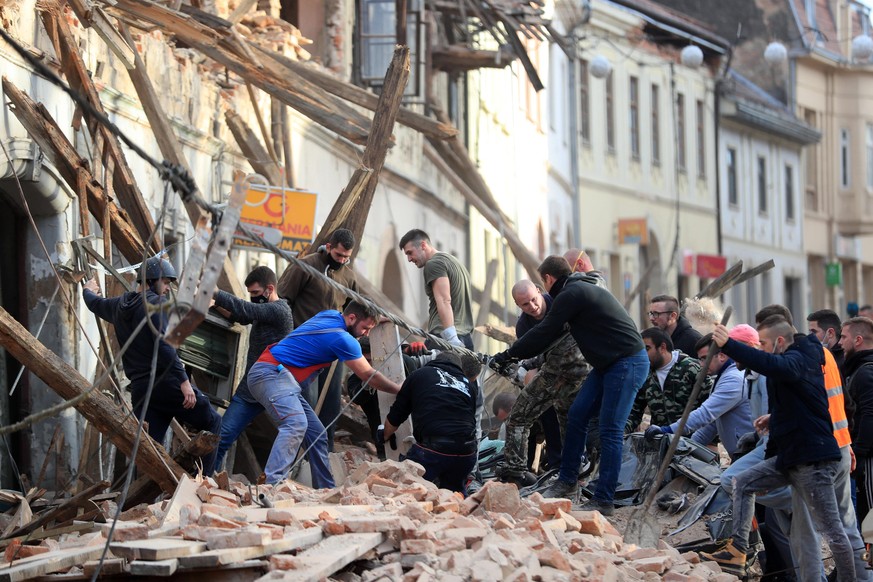 Bei einem schweren Erdbeben in Kroatien kam mindestens eine Person ums Leben.