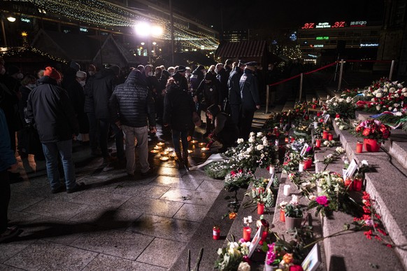 Menschen nehmen am Mahnmal &quot;Der Riss&quot; an der Gedenkminute an die Opfer des Terroranschlags auf den Weihnachtsmarkt am Breitscheidplatz 2016 teil. Kurz vor Weihnachten 2016 erlebt die Bundesr ...