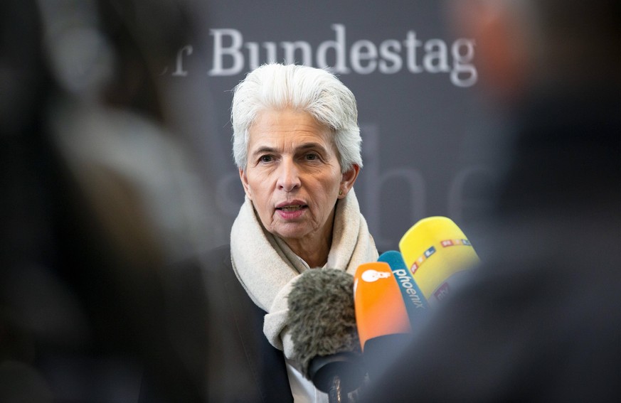 Mitglied des Ausschusses Marie-Agnes Strack-Zimmermann gibt ein Statement vor der Ankunft von EU Kommissionspraesidentin und ehemalige Verteidigungsministerin Ursula von der Leyen fuer die Zeugenbefra ...