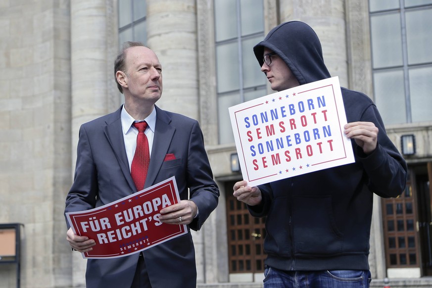 23.04.2019, Berlin, Deutschland - Pressetermin, Die PARTEI startet in den EU-Wahlkampf, mit dem Vorsitzenden Martin Sonneborn und dem Comedian Nico Semsrott. Foto: v.l. Martin Sonneborn, Vorsitzender  ...