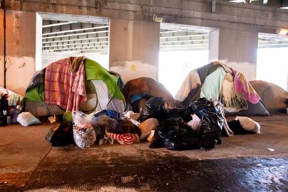 (190130) -- CHICAGO, Jan. 30, 2019 -- Homeless people are seen bundled in their tents underneath the Fullerton Ave viaduct along the Kennedy Expressway in Chicago, the United States, on Jan. 30, 2019. ...