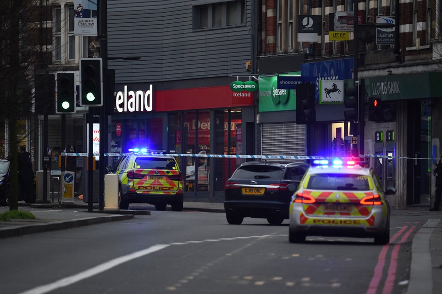 Die britische Polizei hat einen bewaffneten Mann in London erschossen.