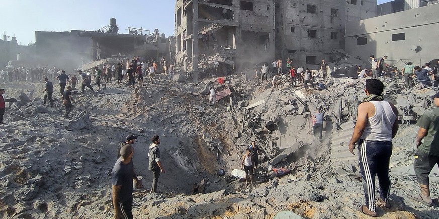 31.10.2023, Palästinensische Gebiete, Dschabalia: Palästinenser inspizieren die Schäden an Gebäuden, die durch israelische Luftangriffe auf das Flüchtlingslager Dschabalia am Rande von Gaza-Stadt zers ...