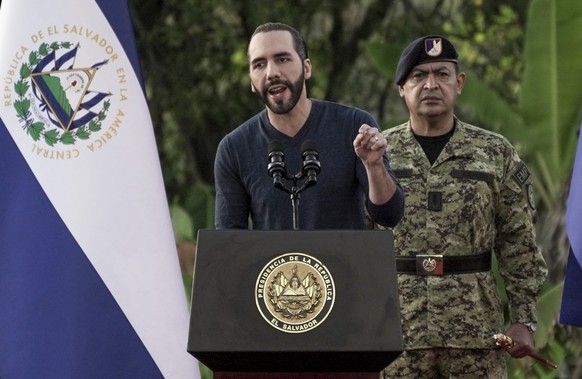 ARCHIV - 23.11.2022, El Salvador, San Juan Opico: Nayib Bukele, Präsident von El Salvador, spricht zu 14 000 Soldaten während der Ankündigung der fünften Phase der Sicherheitspolitik der Regierung geg ...