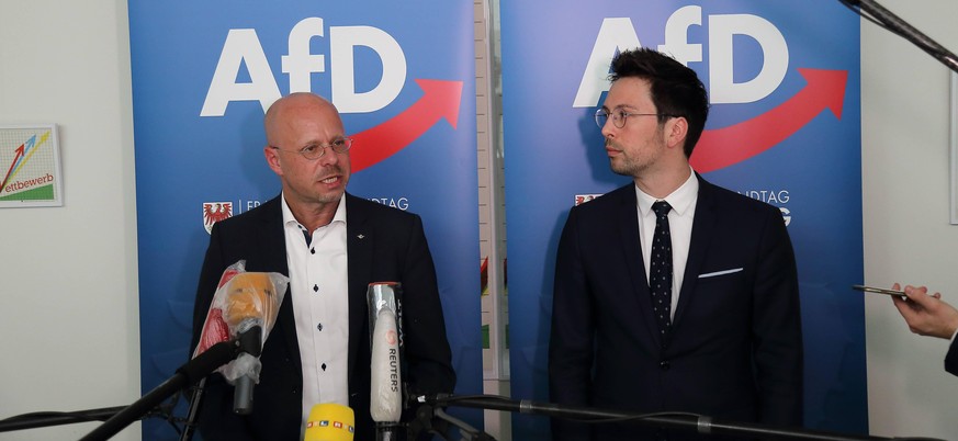 Andreas Kalbitz links, parteilos, bisheriger AfD-Landes- und Fraktionschef spricht nach einer Sondersitzung der AfD-Landtagsfraktion auf einer Pressekonferenz zu dessen Verbleib in der Fraktion nach P ...