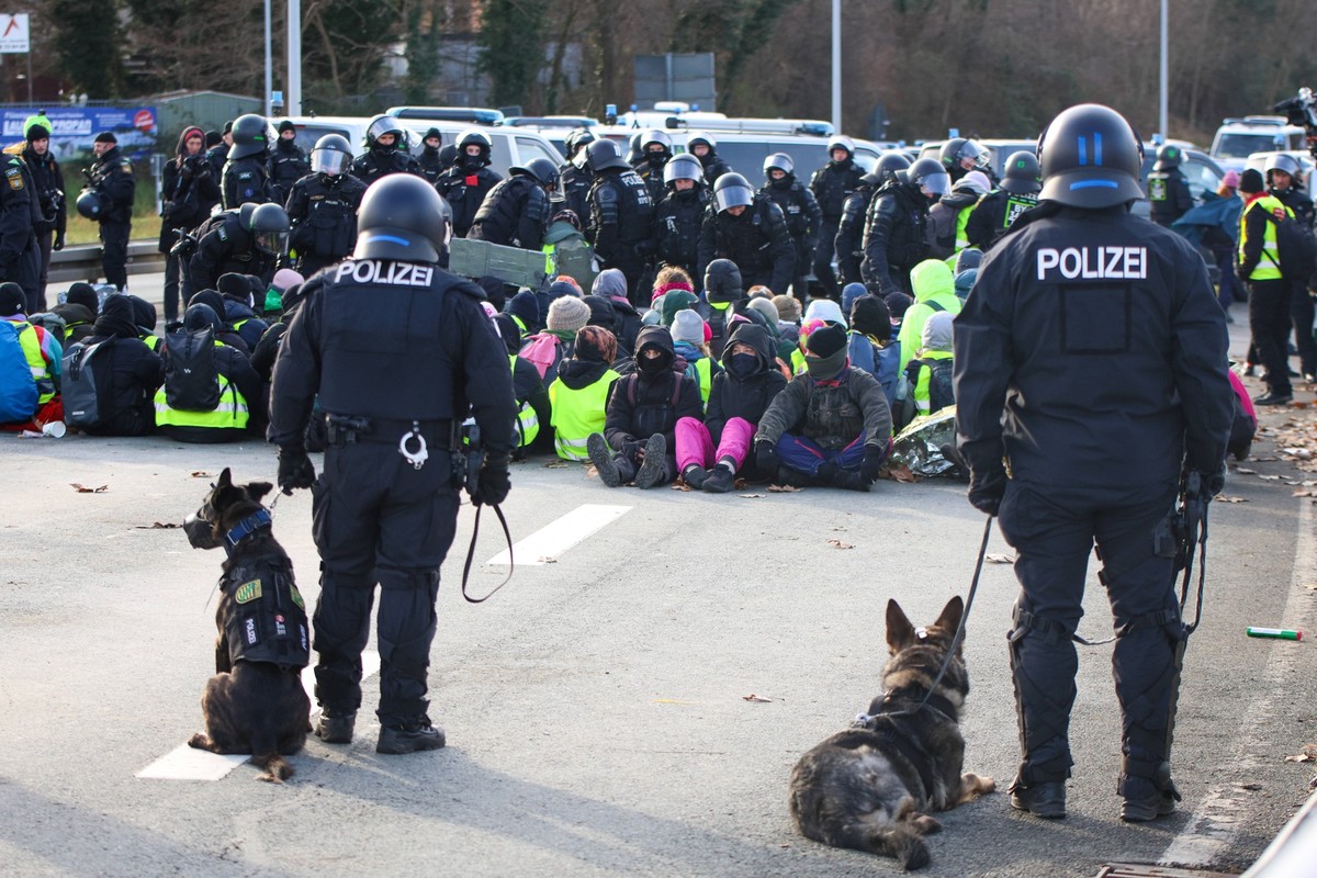 News Themen der Woche KW02 Riesa - 10.000 Menschen erwartet: Gro�demonstration gegen AfD-Parteitag, Polizei mit Gro�aufgebot vor Ort In Riesa soll an diesem Samstag der AfD-Bundesparteitag vor der vor ...