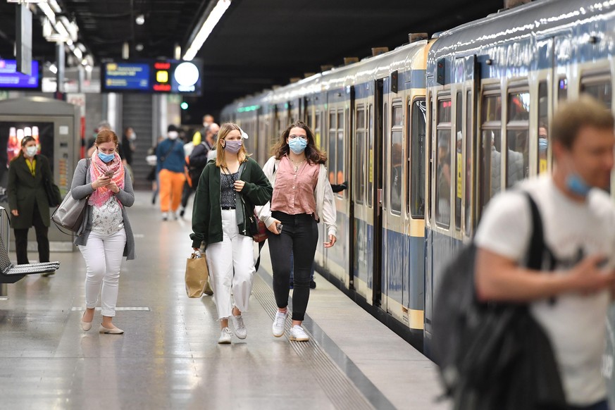 Maskenpflicht im oeffentlichen Personennahverkehr.
U-Bahn Muenchen am 16.05.2020.
Auf dem Bahnsteig gehen Fahrgaeste 
zum Zug -alle tragen Masken.
Mund-Nasen-Schutz.Munschutz,Maske,
OEPNV,oeffentliche ...