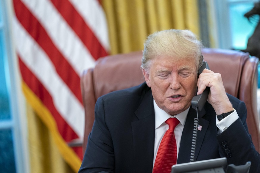 Bilder des Jahres 2019, News 09 September News Themen der Woche KW 36 September 4, 2019, Washington, DC, United States of America: U.S President Donald Trump speaks by telephone with Bahamian Prime Mi ...