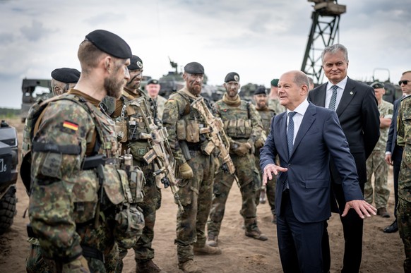 Bundeskanzler Olaf Scholz (M, SPD) besucht die NATO Enhanced Forward Presence Battle Group (eFP-Bataillon) und Gitanas Nauseda (r), Präsident von Litauen, im Camp Adrian Rohn.Scholz hat Litauen zusätz ...