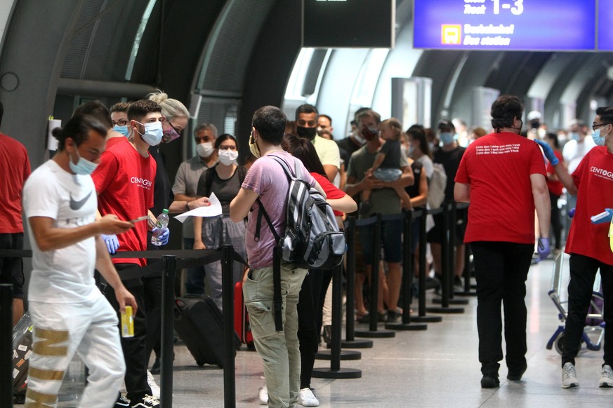 Lange Warteschlange von in Deutschland angekommenden Flugg