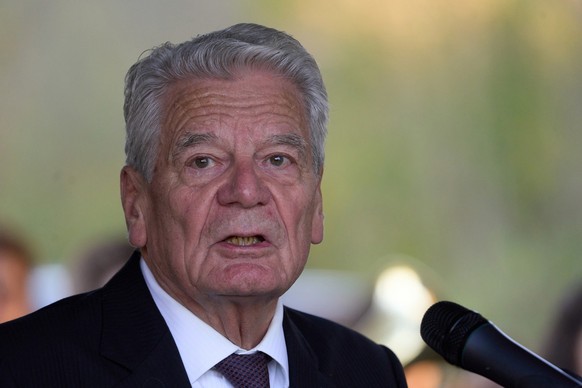 13.11.2022, Rheinland-Pfalz, Sinzig: Joachim Gauck, ehemaliger Bundespräsident, spricht bei einer Veranstaltung zum Volkstrauertag auf dem Soldatenfriedhof. In seiner Rede hat er auch an das Kriegslei ...