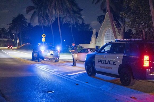 News Themen der Woche KW32 Palm Beach County police stand guard in front of the home of former President Donald Trump on Ocean Drive after the FBI executed a search warrant for documents that he took  ...
