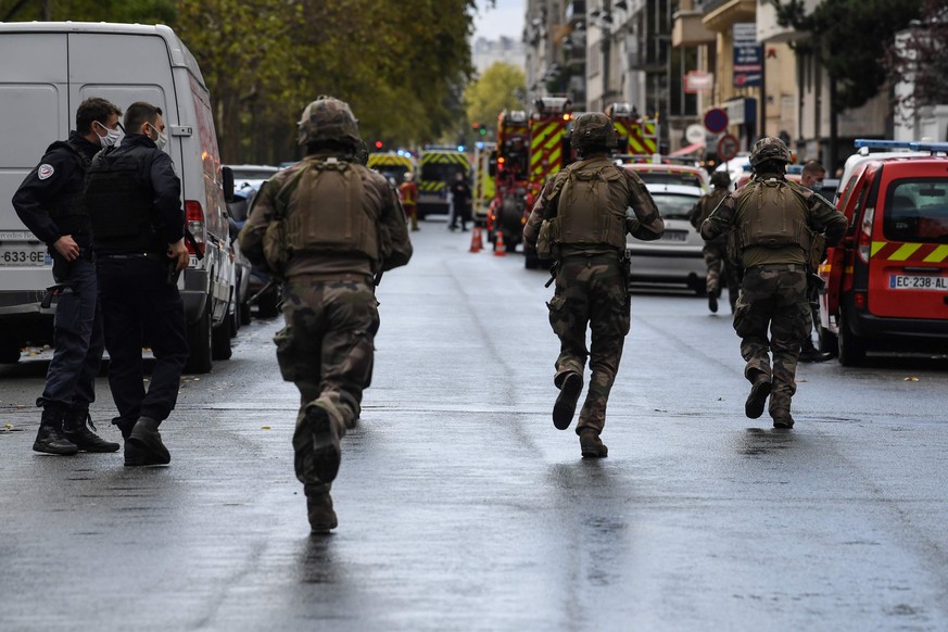 Französische Soldaten eilen zum Tatort. Bei einer Messerattacke sind mindestens vier Menschen verletzt worden. Der Vorfall ereignete sich am Freitagmittag in der Nähe der ehemaligen Redaktionsräume des Satiremagazins "Charlie Hebdo".