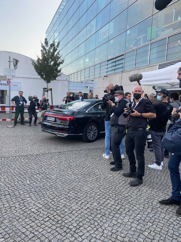 Die Limousine der Kanzlerin bei der Ankunft am Konrad-Adenauer-Hause