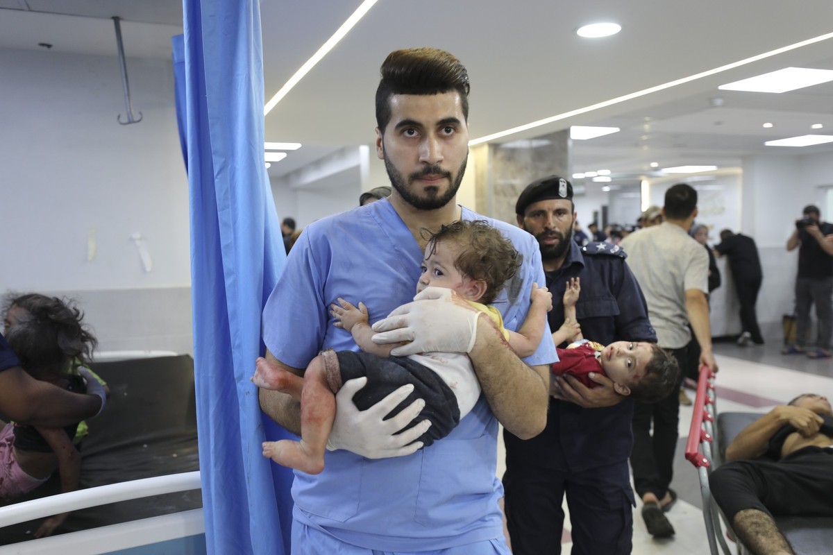 dpatopbilder - 11.10.2023, Palästinensische Gebiete, Gaza-Stadt: Palästinensische Kinder, die bei israelischen Angriffen verwundet wurden, werden in das Shifa-Krankenhaus gebracht. Während Israel als ...