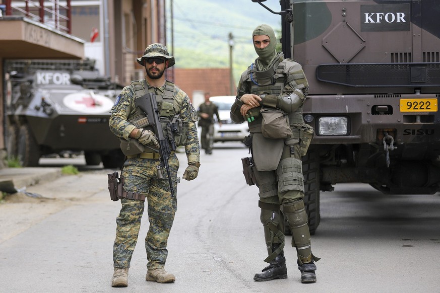 30.05.2023, Kosovo, Zvecan: Deutsche Soldaten der Kosovo-Friedensmission KFOR bewachen ein städtisches Gebäude. Bei Zusammenstößen im serbisch bewohnten Norden des Kosovos sind zahlreiche Soldaten der ...