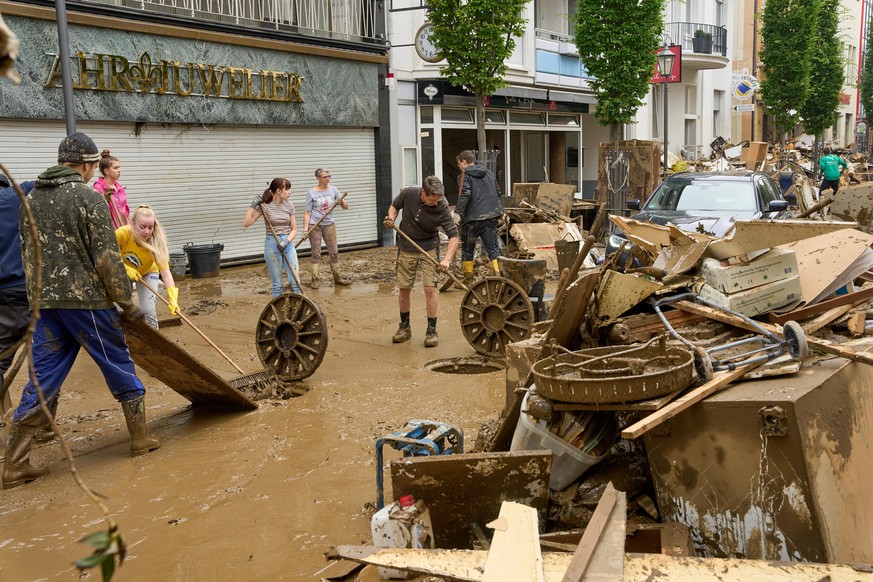 Anwohner befreien in der Innenstadt Häuser von Schlamm und unbrauchbarem Mobiliar. In den vom Unwetter betroffenen Gebieten beginnen die Aufräumarbeiten.