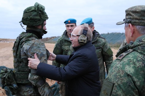 RUSSIA, RYAZAN REGION - OCTOBER 20, 2022: Russia s President Putin C visits a Western Military District military training ground to inspect joint combat training by volunteers and mobilised Russian Ar ...