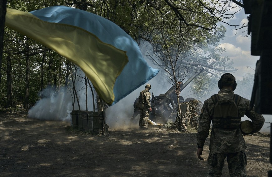 12.05.2023, Ukraine, Bachmut: Ukrainische Soldaten feuern eine Kanone in der Nähe von Bachmut in der Region Donezk ab. Foto: LIBKOS/AP/dpa +++ dpa-Bildfunk +++