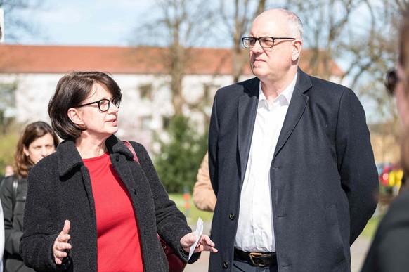 Die Bremer Gesundheitssenatorin Claudia Bernhard neben Bürgermeister Andreas Bovenschulte.