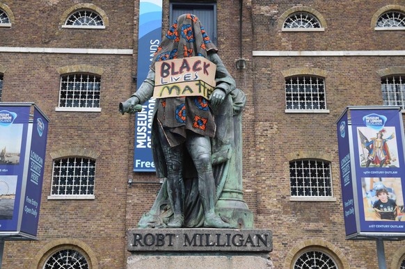 Die Statue des britischen Sklavenhändlers Robert Milligan in London im Juni 2020, nachdem "Black Lives Matter"-Anhänger sie besprüht haben. 