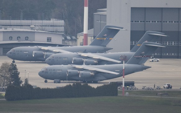 18.04.2023, Rheinland-Pfalz, Ramstein: Transportmaschinen der US-Air Force stehen auf der US-Airbase in Ramstein. Im Juni findet in ganz Deutschland das NATO-Manöver &quot;Air Defender&quot; statt. Fo ...