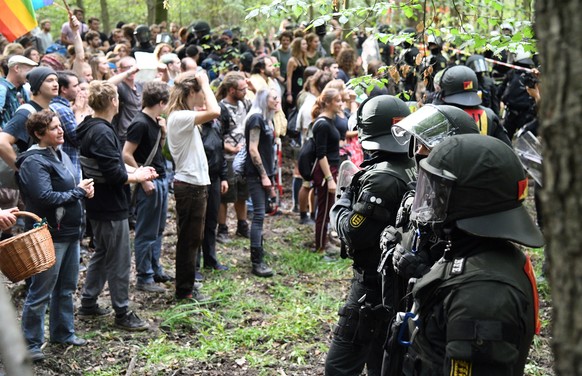 16.09.2018, Nordrhein-Westfalen, Kerpen: Teilnehmer einer Demonstration im Hambacher Forst bauen Barrikaden auf den Waldwegen. Mehrere tausend Menschen protestieren gegen die Rodung des Waldes. Foto:  ...