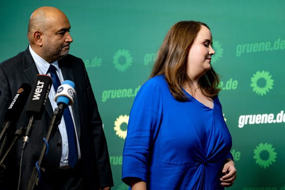 25.09.2024, Berlin: Grünen-Parteivorsitzenden Ricarda Lang (r) und Omid Nouripour verlassen eine Pressekonferenz in der Bundesgeschäftsstelle Bündnis 90/Die Grünen. Die Grünen-Spitze zieht nach den Mi ...