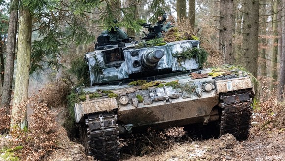 ARCHIV - 27.01.2022, Bayern, Hohenfels: Ein Panzer der polnischen Armee vom Typ Leopard 2 steht w