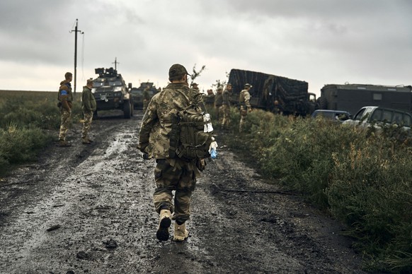 ARCHIV - 12.09.2022, Ukraine, Charkiw: Ukrainische Soldaten stehen auf einer Landstra�e in dem befreiten Gebiet in der Region Charkiw. �ber 3500 ukrainische Soldaten sind nach Angaben der Regierung in ...