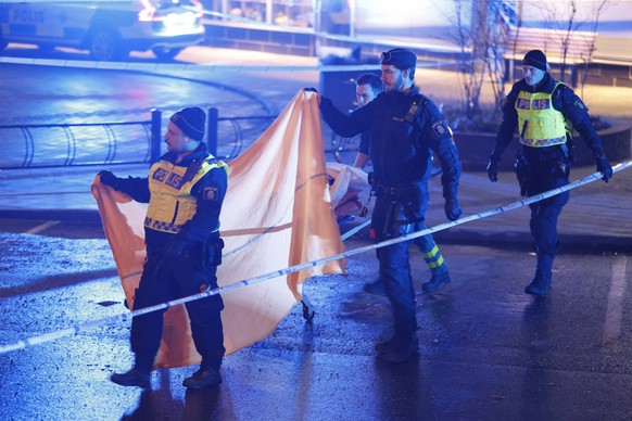 STOCKHOLM 20230120 En man har hittas skadad vid Huvudsta centrum i Solna efter larm om skottlossning. Mannen lag livlös utomhus när polisen kom fram och vardas nu av sjukvardspersonal. Skadeläget är i ...