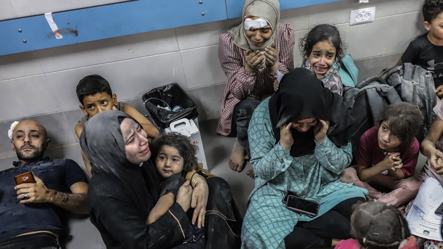ARCHIV - 17.10.2023, Palästinensische Gebiete, Gaza-Stadt: Verletzte Palästinenser warten warten auf medizinische Versorgung im Al-Shifa Krankenhaus, nachdem sie im Al-Ahli-Krankenhaus im Gazastreifen ...