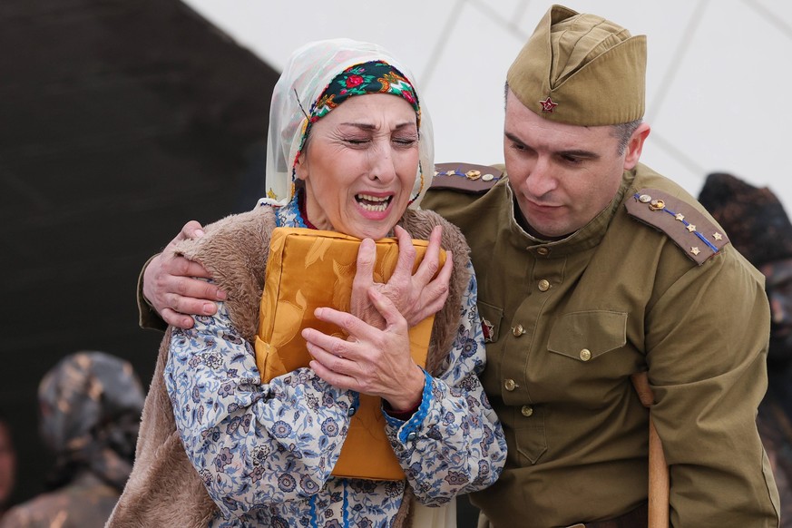 Krim, Gedenktag für die Opfer der Deportation der Krimtataren CRIMEA, RUSSIA MAY 16, 2022: A theatrical performance at the Path of Revival of the Peoples of Crimea memorial at the Siren rail station i ...