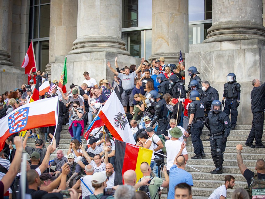 Polizisten räumen die Treppen, die zum Reichstagseingang führen, nach dem gescheiterten Aufruf, den Reichstag zu stürmen, mit Hilfe von Pfefferspray.