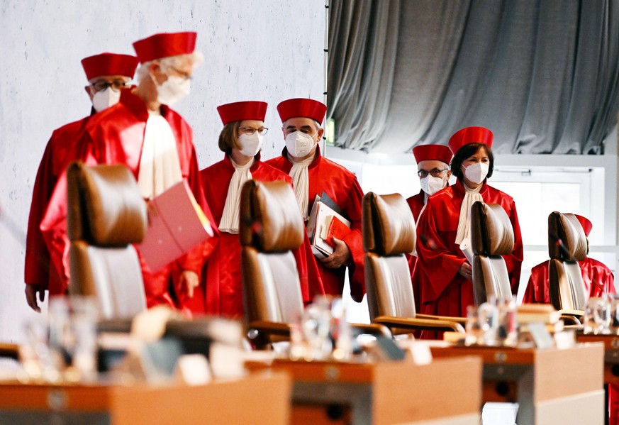 Der Zweite Senat beim Bundesverfassungsgericht, (l-r) Peter M. Huber, Doris König (Vorsitz), Monika Hermanns, Peter Müller, Ulrich Maidowski und Sibylle Kessal-Wulf, betritt die Richterbank zur Eröffn ...