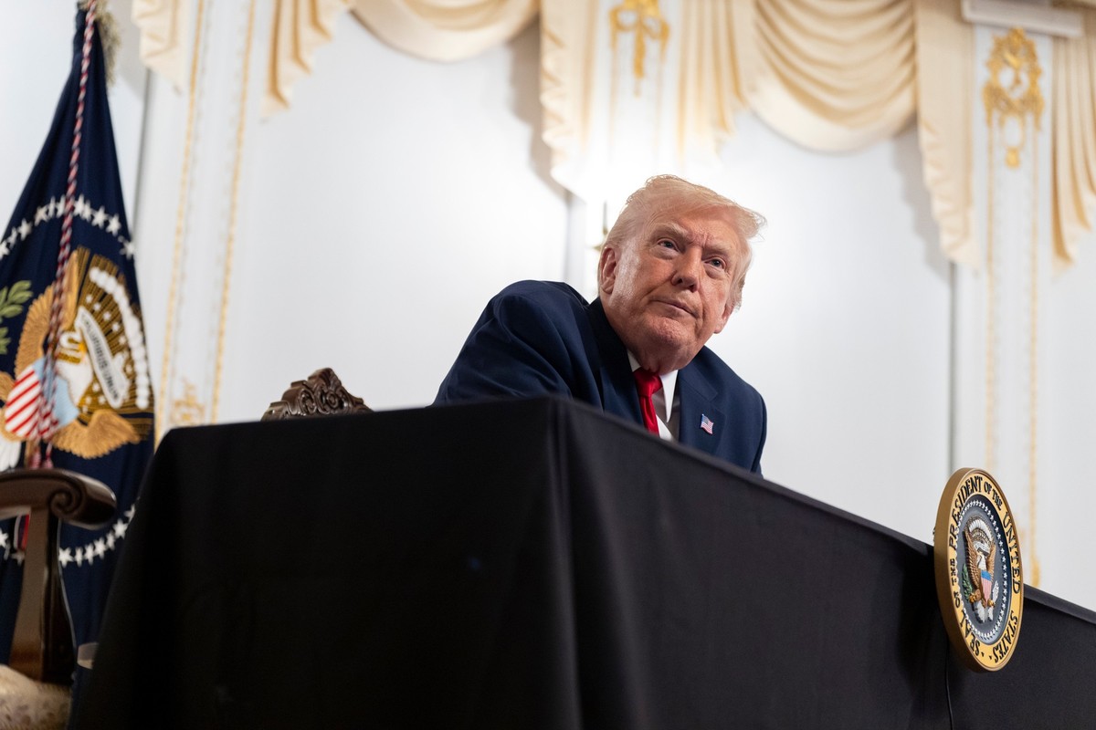 27.11.2025, USA, Palm Beach: US-Präsident Donald Trump spricht zu Reportern, nachdem er an Thanksgiving von seinem Anwesen Mar-a-Lago per Video zu den Truppen gesprochen hat. Foto: Alex Brandon/AP/dpa ...