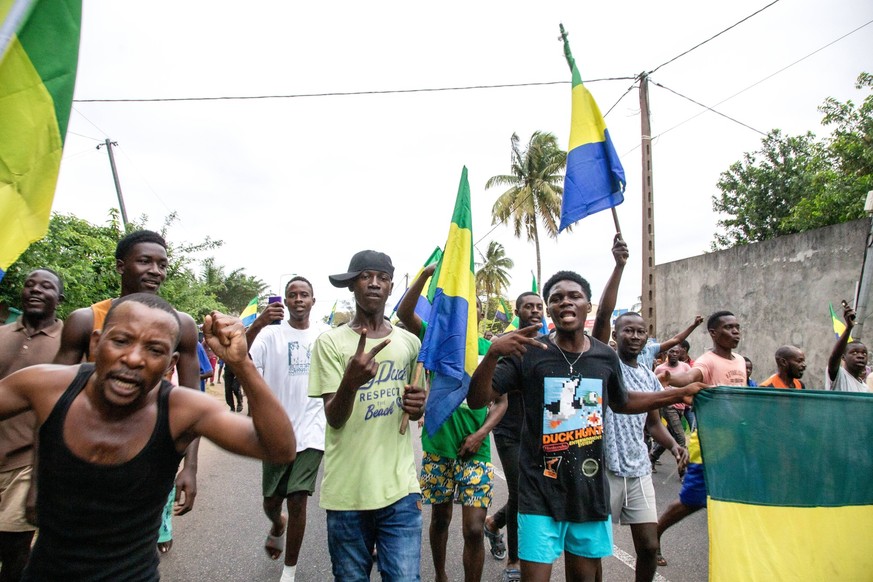 Gabun, Militär-Putsch - Eindrücke aus Port-Gentil Des Gabonais en joie dans une rue de Port-Gentil capitale economique, le 3 Aout 2023 apres l annonce du Coup d Etat perpetre par les Forces de defense ...