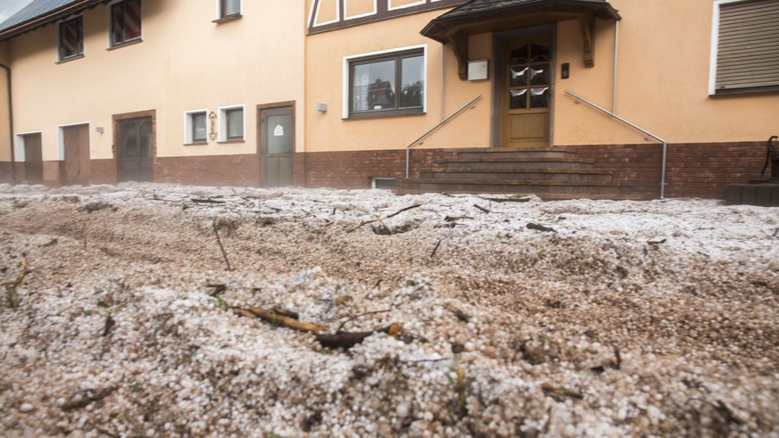 Eine ungewöhnliche Mischung im hessischen Hetzerode: Hagelkörner und Schlamm&nbsp;