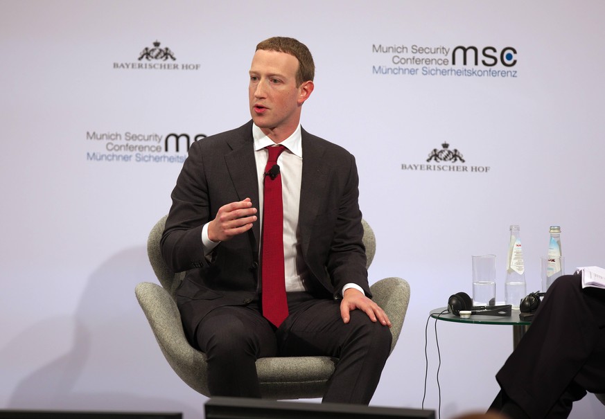 Facebook-Gr�nder Mark Zuckerberg auf der M�nchner Sicherheitskonferenz w�hrend seines Gespr�ches mit dem Konferenzleiter Wolfgang Ischinger. 56. M�nchner Sicherheitskonferenz im Hotel Bayerischer Hof  ...