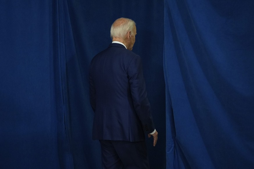 ARCHIV - 14.07.2024, USA, Rehoboth Beach: US-Präsident Joe Biden verlässt nach seiner Rede den Saal in Rehoboth Beach, Delaware. Der 81-Jährige zieht sich aus dem Rennen um die Präsidentschaft zurück. ...