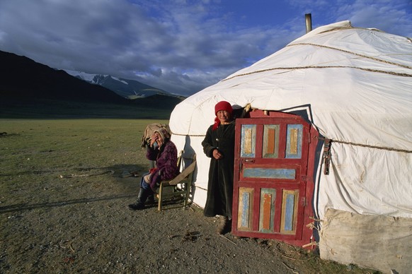Two women outside a ger (yurt), Camp Kazakh, Khovd Gol valley, Bayan-olgii, Mongolia, Central Asia, Asia PUBLICATIONxINxGERxSUIxAUTxONLY Copyright: BrunoxMorandi 712-779

Two Women outside a ger Yurt  ...